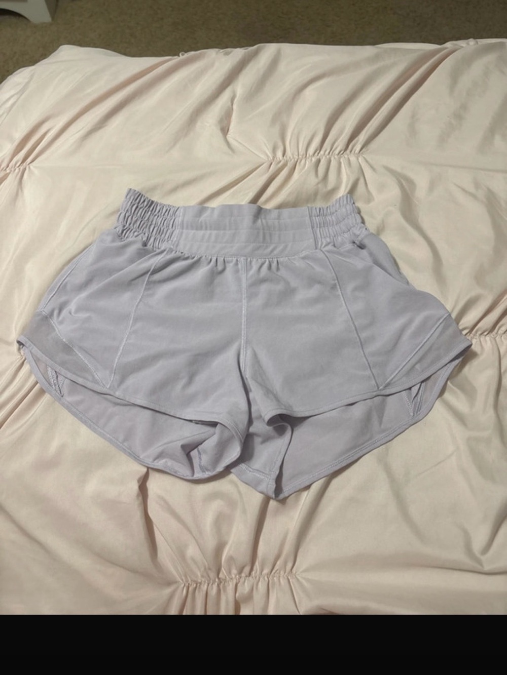 Lululemon hotty hot shorts 2.5” mid rise